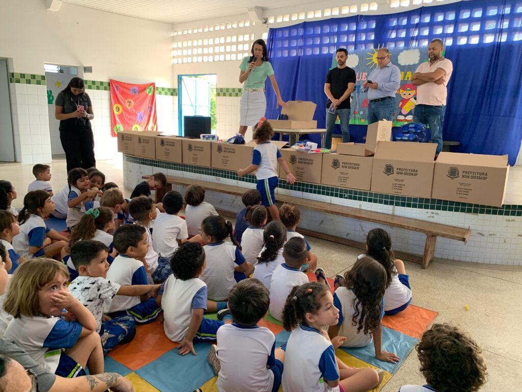 Entrega kits material escolar creche EMEB CMEI Maria Cecília Educação PMNO 2025-02-11 redux (2)