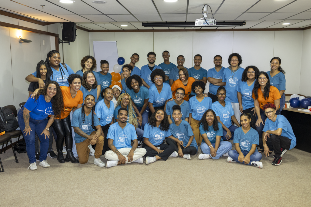 Jovens do programa Rotas e Travessias e equipe do Instituto Aliança