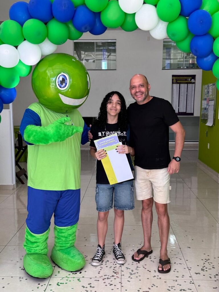 Divulgação Sarah Gomes Panucci, aluna inFlux Nova Odessa, com o pai Ricardo