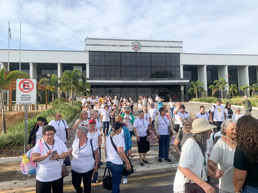 Fundo Social leva idosos e atendidos pelo CRAS de Nova Odessa à Expoflora, em Holambra