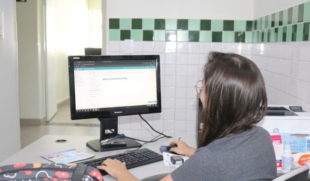 Cartaz sobre atendimento prioritário a pacientes com câncer está disponível no site da prefeitura de Nova Odessa Obrigatoriedade de afixação em unidades de saúde públicas e privadas é determinada pela Lei Municipal nº 3.778/24. A Prefeitura de Nova Odessa informa que está disponível para impressão no site novaodessa.sp.gov.br,  o cartaz previsto na Lei Municipal nº 3.778/24, de autoria do Legislativo, que assegura atendimento prioritário a pacientes com câncer na realização de consultas e exames médicos. O material pode ser encontrado na aba “Download” do menu superior.  De acordo com a lei, estabelecimentos de saúde públicos e privados que atuam no município devem afixar esse material nas suas dependências, em locais de fácil visualização. A iniciativa visa reduzir o tempo de espera e o desgaste físico e emocional de quem enfrenta o tratamento oncológico, proporcionando mais dignidade e eficiência no acesso aos serviços de saúde.  A prioridade no atendimento deve ser respeitada durante todo o horário de funcionamento das unidades, mediante a apresentação de documento que comprove o diagnóstico.  A Prefeitura de Nova Odessa reforça seu compromisso com políticas públicas que valorizem a vida e a cidadania, e convida a população a conhecer seus direitos e a colaborar para que a medida seja plenamente aplicada.  Arquivo para download: Cartaz A4 – Atendimento Preferencial a Pacientes com Câncer: https://ecrie.com.br/sistema/conteudos/arquivo/a_183_0_1_08042026163827.pdf