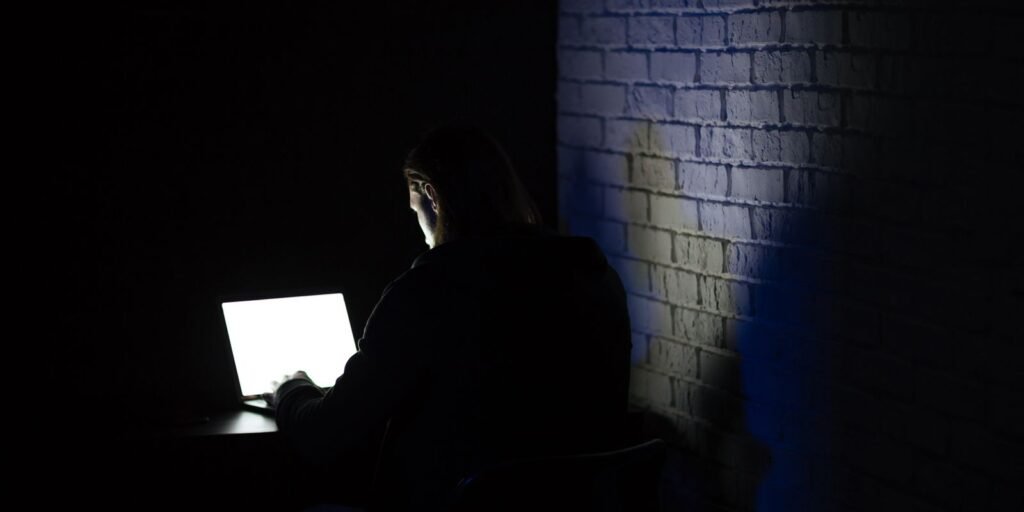 vista-traseira-do-jovem-concentrado-usando-laptop.jpg