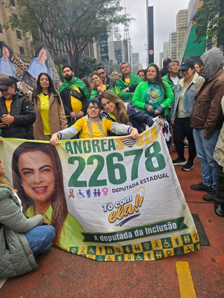 Andréa Souza no ato ocorrido ontem, na Av. Paulista, em São Paulo.
