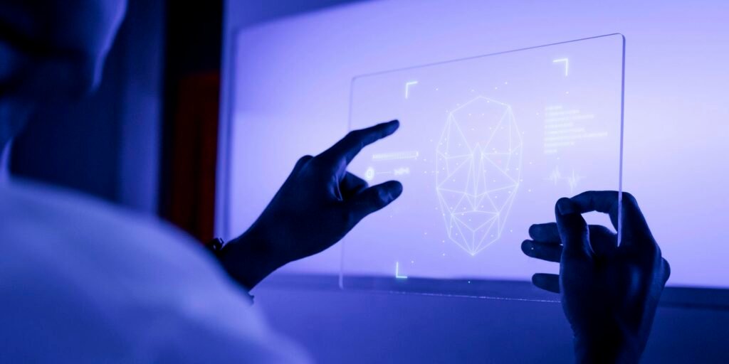designer-usando-uma-tecnologia-futurista-de-tela-de-tablet-digital-transparente.jpg