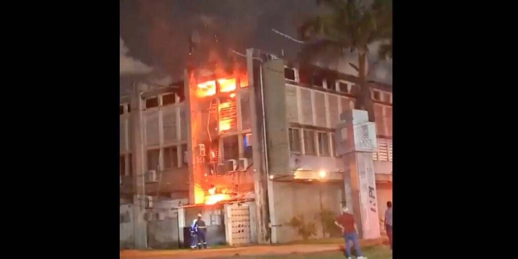 incendio_causa_danos_a_predio_da_universidade_federal_de_pernambuco01.jpg
